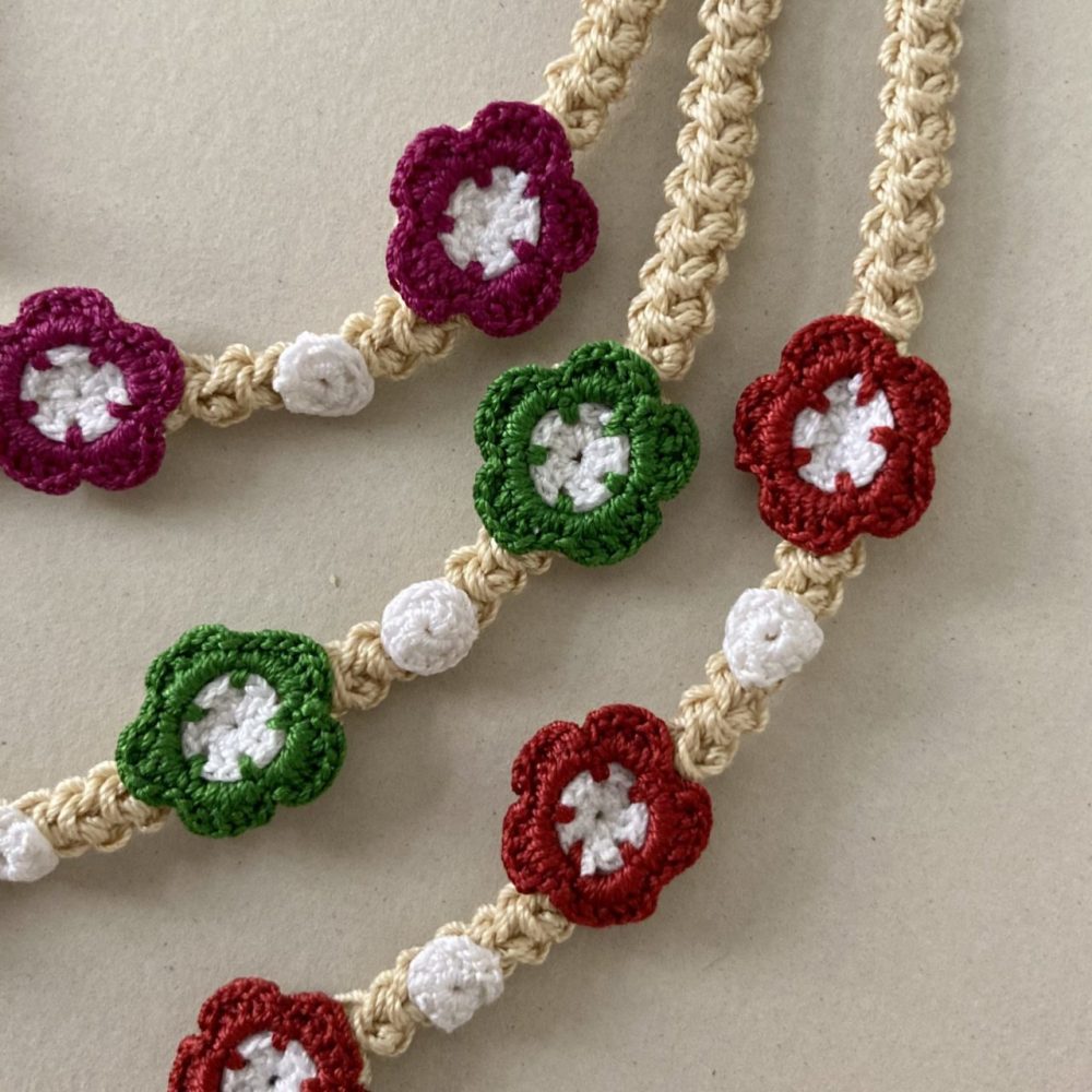 Armband mit Blumenmotiv